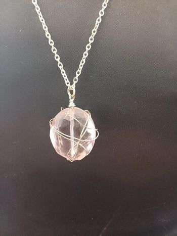 Collier pendentif pierre rose pâle