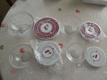 Lot de 3 bols/saladiers en verre avec couvercle motifs cerises.
