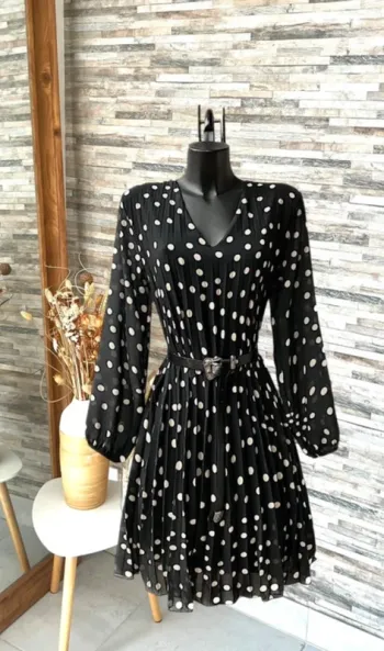 Robe noire à pois tendance