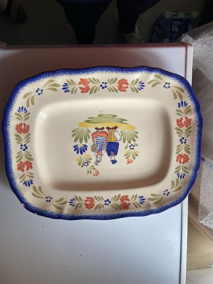 Plat rectangulaire en faïence avec motifs Normandie