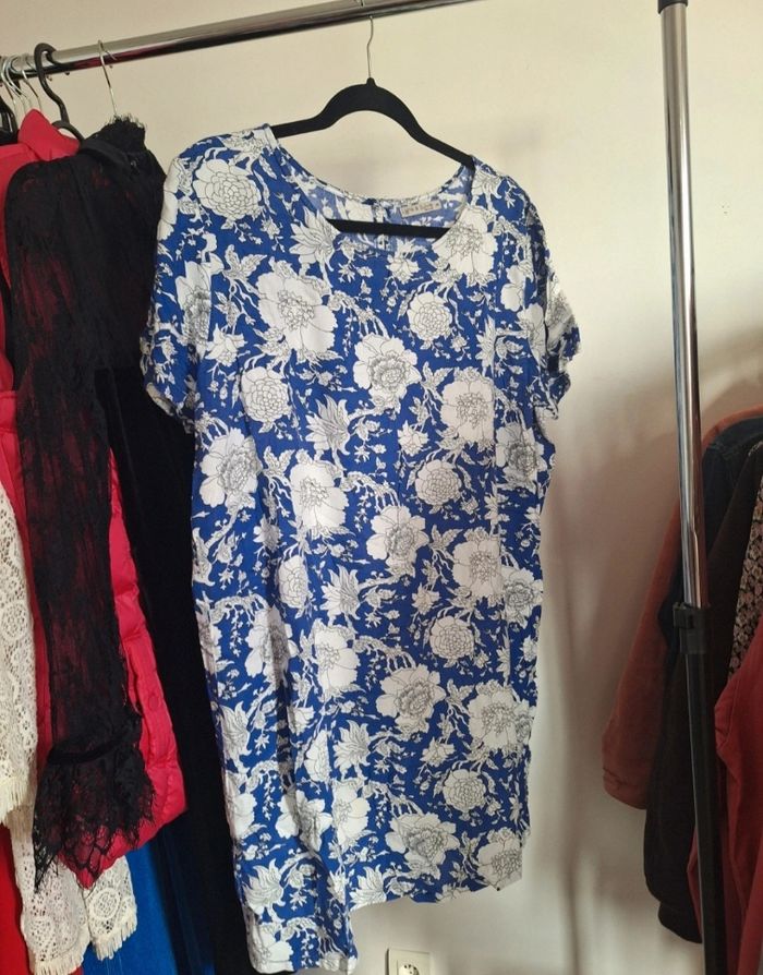Robe à Fleurs Bleues et Blanches – Ligne à Suivre (Taille 46) – Très Bon État