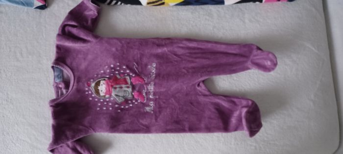 Très beau petit pyjama une pièce bébé fille T 3 mois