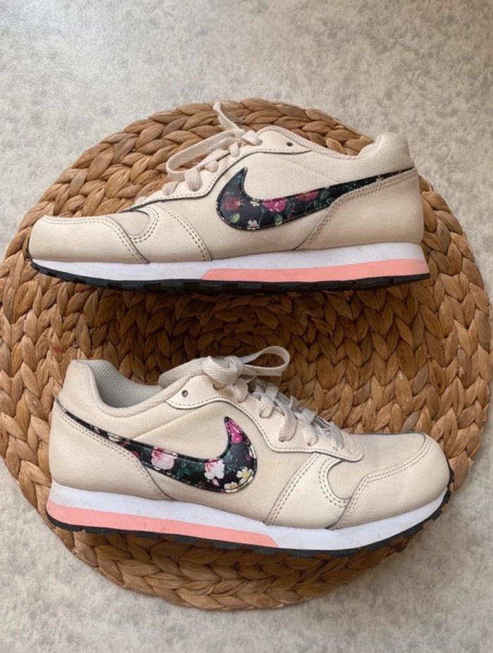 Baskets Nike fleurs 37,5 - photo numéro 2