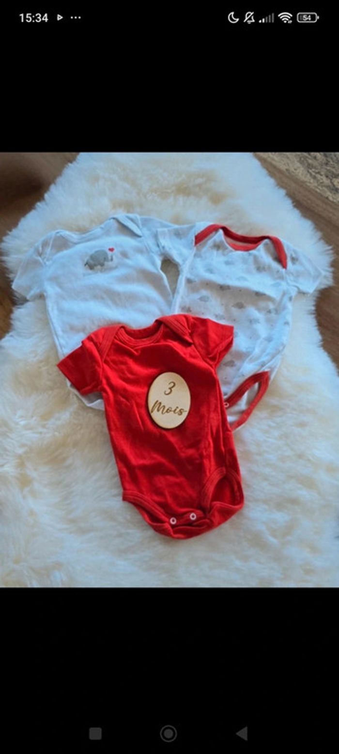 Lot 3 body kiabi 3 mois en très bon état
