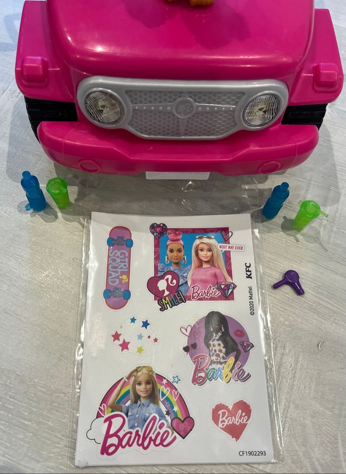Barbie et ken avec leur jeep et des accessoires - photo numéro 3