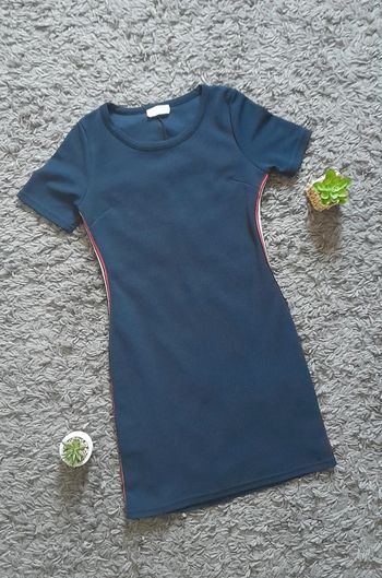 Robe avec bandes côté