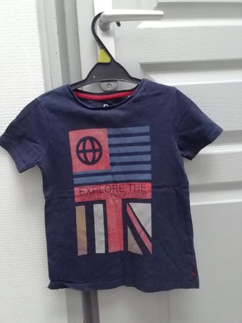 Vends t-shirt garçon été bleu marine avec motif sur le devant.