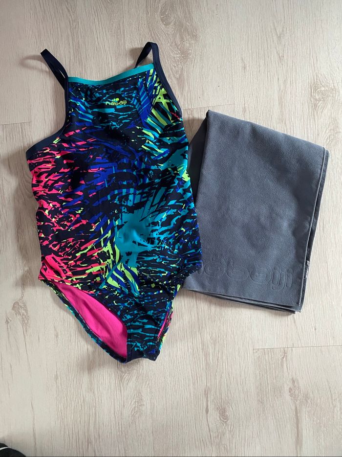 Maillot de bain + serviette