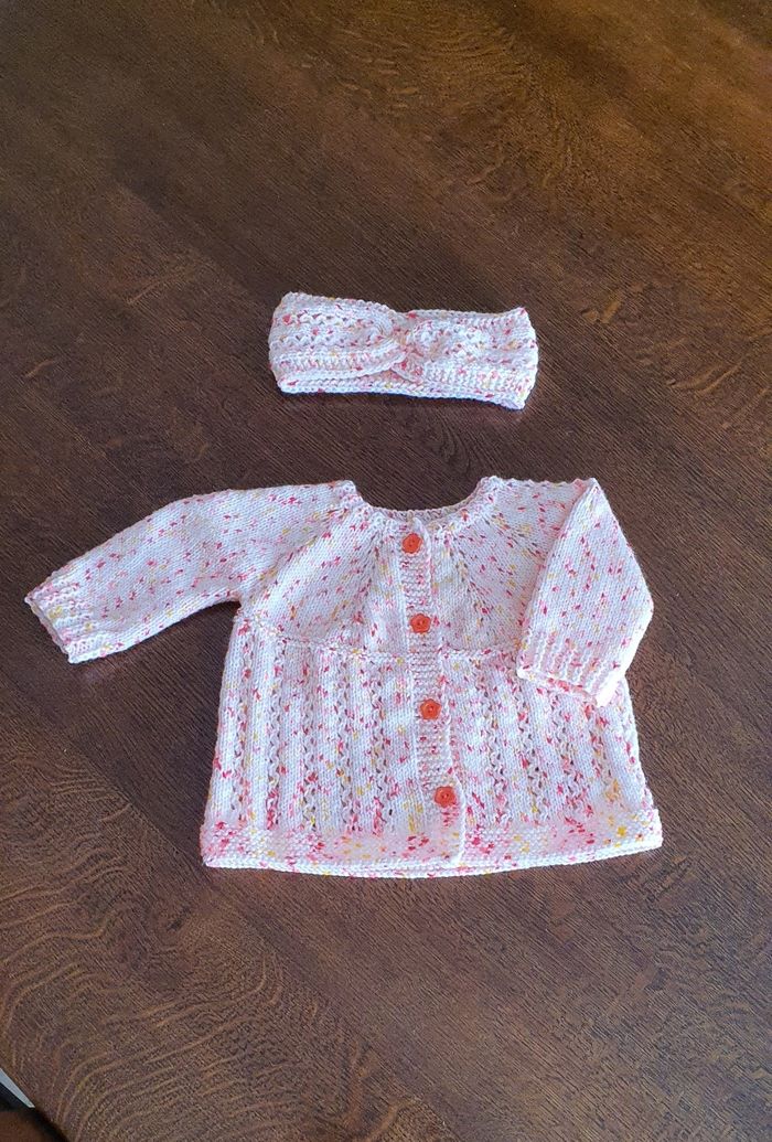 Brassière/gilet  et bandeau assorti au tricot