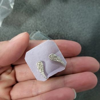 Boucles puces d'oreilles ailes d'ange brillantes Claire's jamais portées
