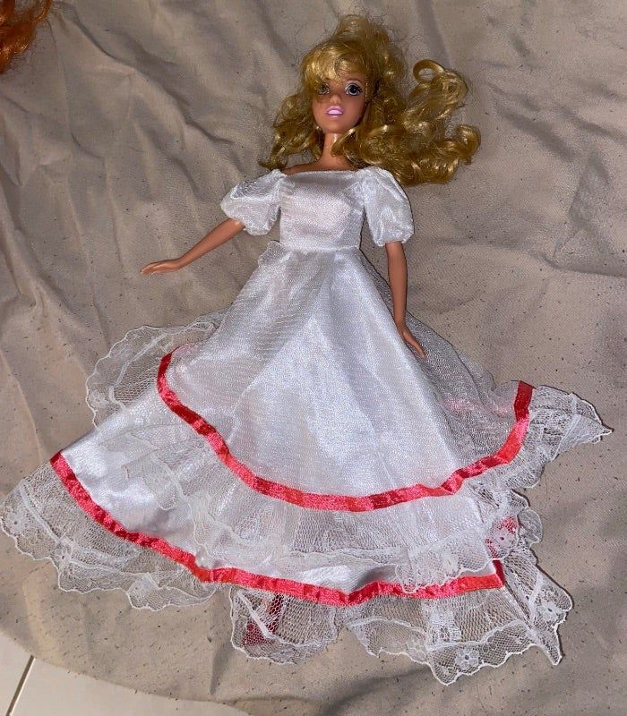 Barbie et sa robe blanche et rouge