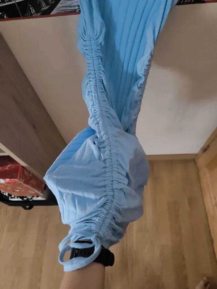 Robe bleu, resserrée sur les côtés. Peut se porter court comme long - photo numéro 4