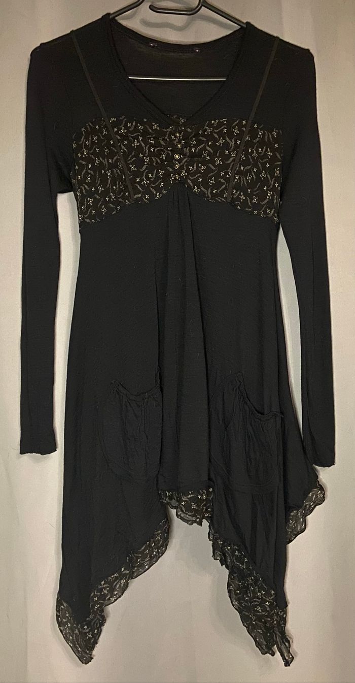 Haut long asymétrique noir et fleurs blanches
