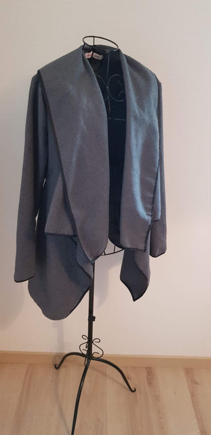 Veste style cape grise - photo numéro 2