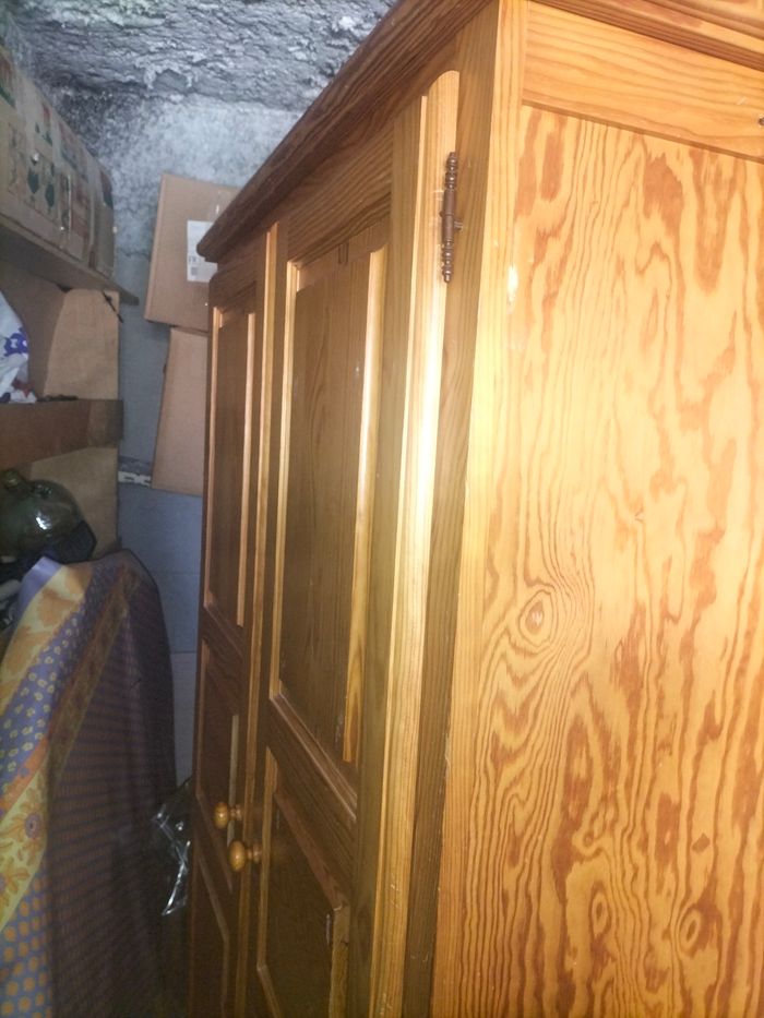 Vend armoire en pin massif bois clair - photo numéro 3