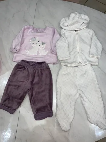Lot 1 pyjama 2 pièces  et un ensemble bébé fille