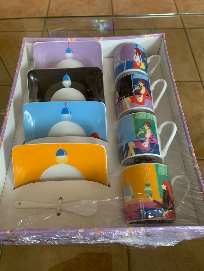 Coffret tasses motifs femmes neuf