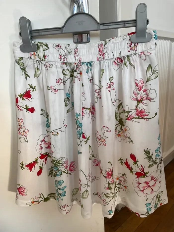 Jupe volante blanche à fleurs - photo numéro 2