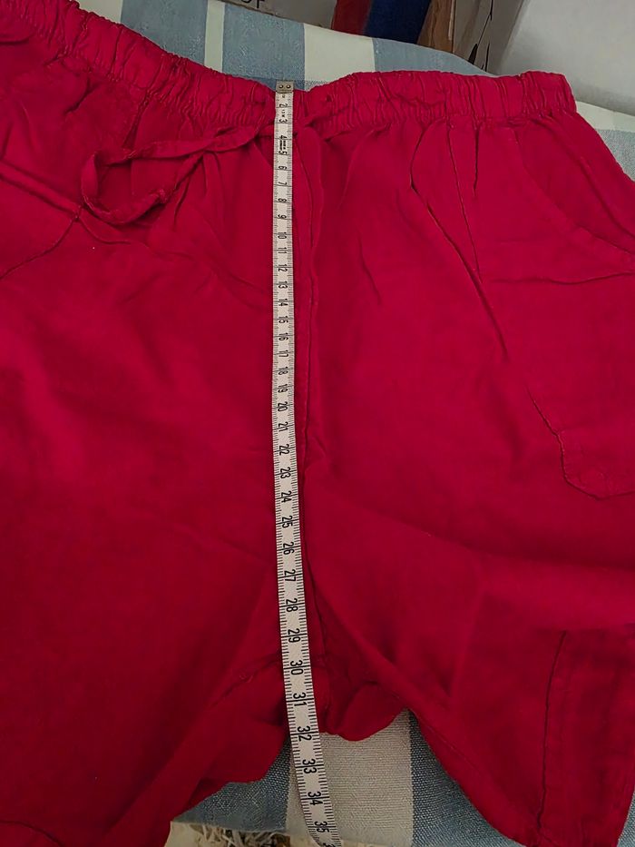 Short, rouge,en excellent état, en coton, longueur 42cm, largeur de taille 35cm élastique, largeur de cuisse 34cm, hauteur de taille 32cm, marque KizKiz =5€ - photo numéro 5