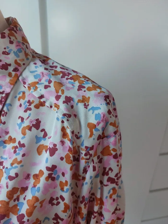 Magnifique blouse satinée fleurie - photo numéro 5