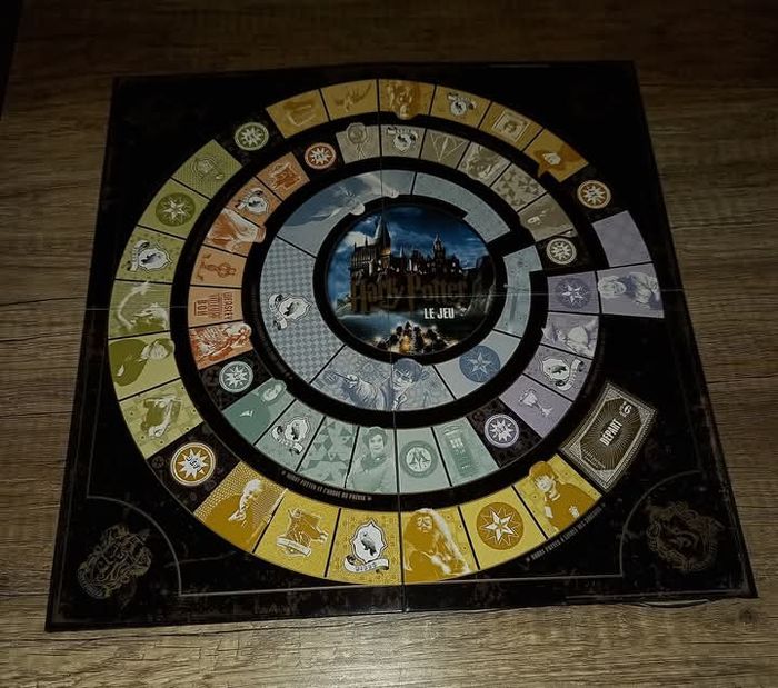 Jeu harry Potter 1000 questions et défis
Gallimard jeunesse à partir de 8 ans 
Les marques sur la boîte c est pas que c est abime mais c est le jeu qui est comme ça
Il a juste était ouvert et utilisé 1 fois - photo numéro 4