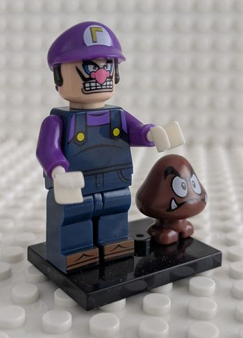 Figurine Mario : Waluigi avec Goomba, style lego