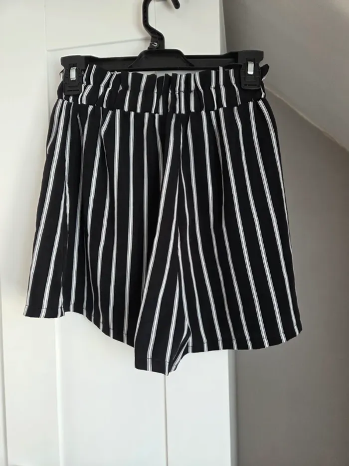 Short fluide à rayures noires et blanches - photo numéro 3