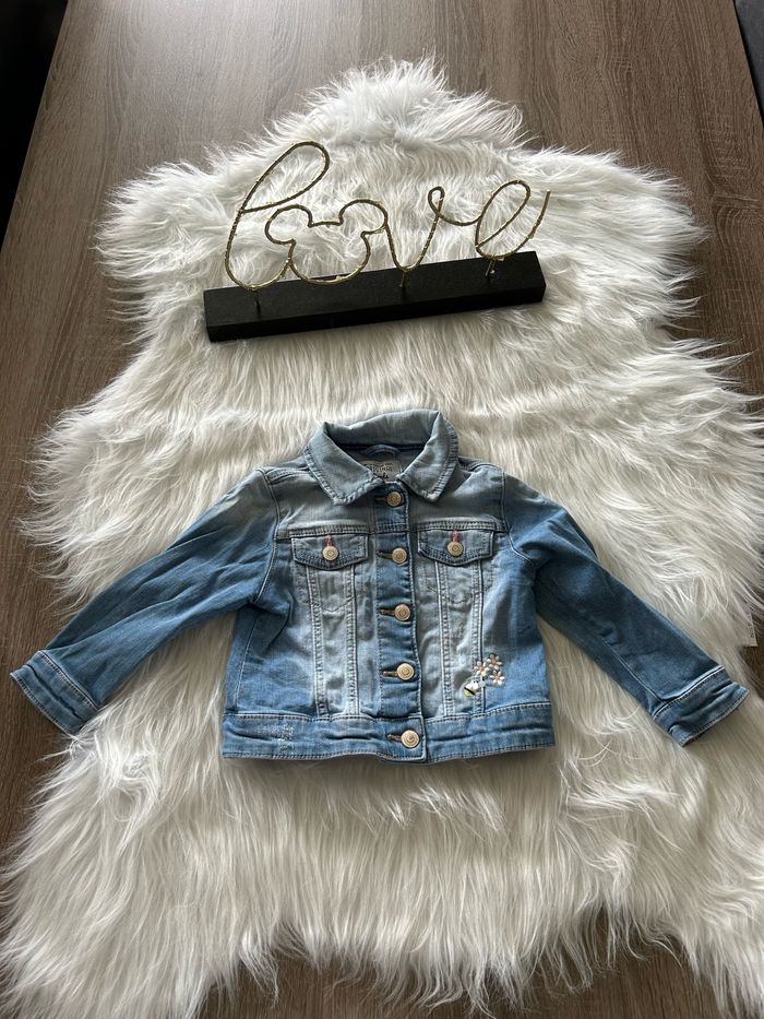 Très belle veste en jeans 🥰 taille 24 mois