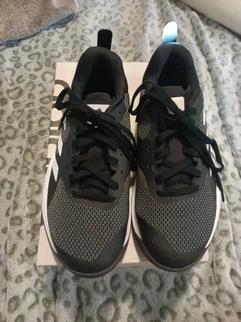 Baskets neuves Adidas training pointure 36
