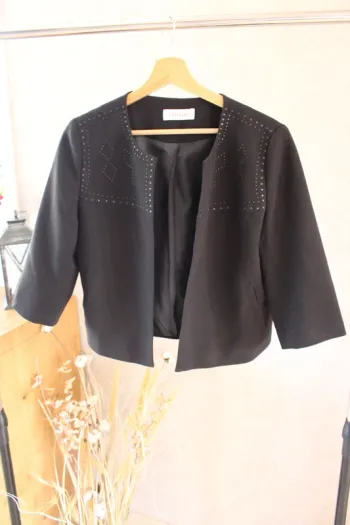 🧥 veste noire, manche 3/4, camaieu 📌
