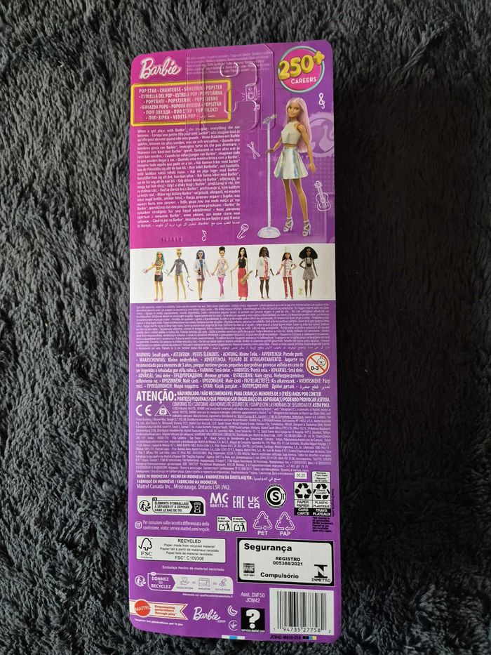 Barbie Coffret Barbie Pop Star, poupée vêtue d’une jupe irisée avec microphone et cheveux roses - photo numéro 4