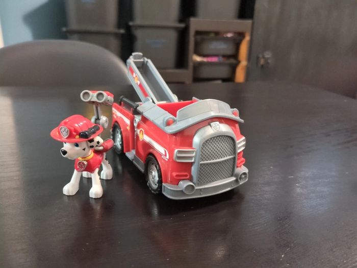 Véhicule grand camion pompier et figurine marcus pat patrouille