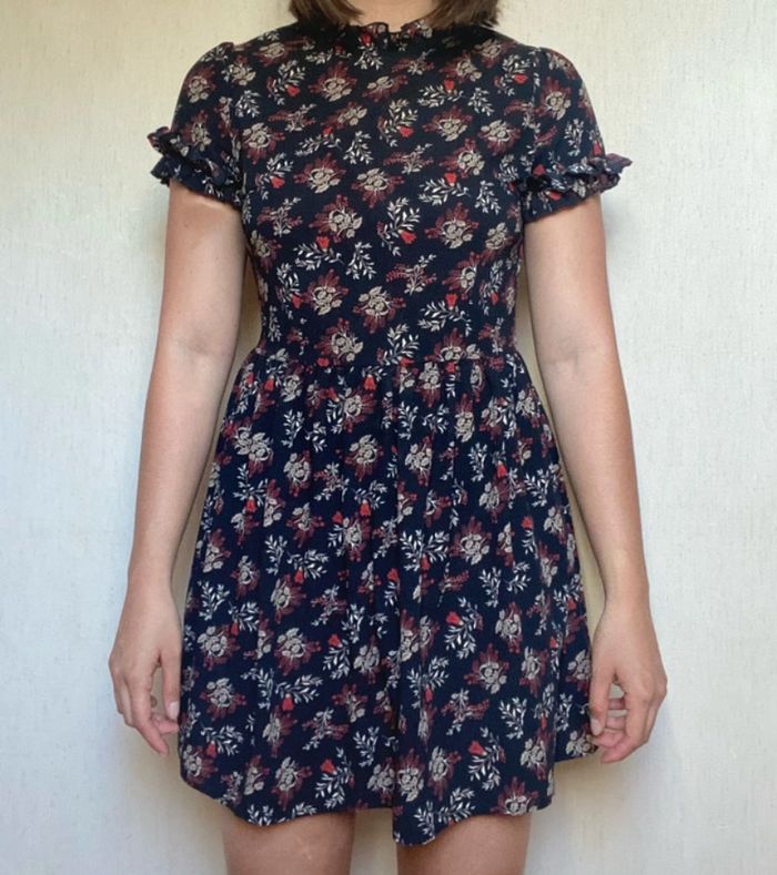 Robe noire à fleurs