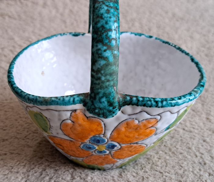 Petit panier en céramique aux décors fleuris
