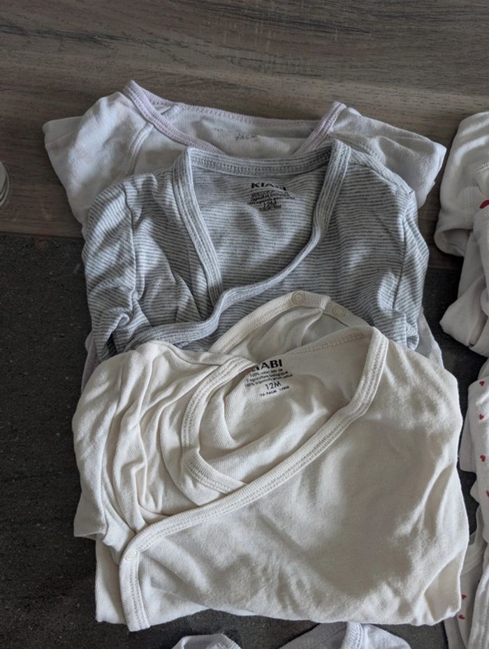 Lot de 15 bodies taille 12mois cache coeur pour la plus part - photo numéro 6