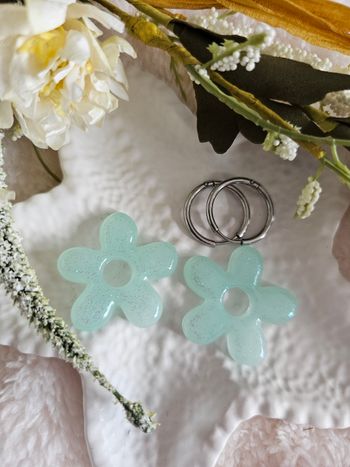 1 paire de boucles d'oreilles fleurs avec créoles en acier inoxydable