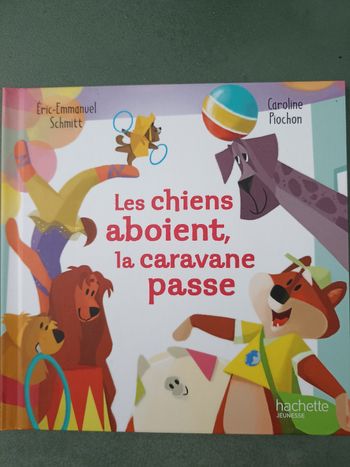 Les chiens aboient la caravane passe