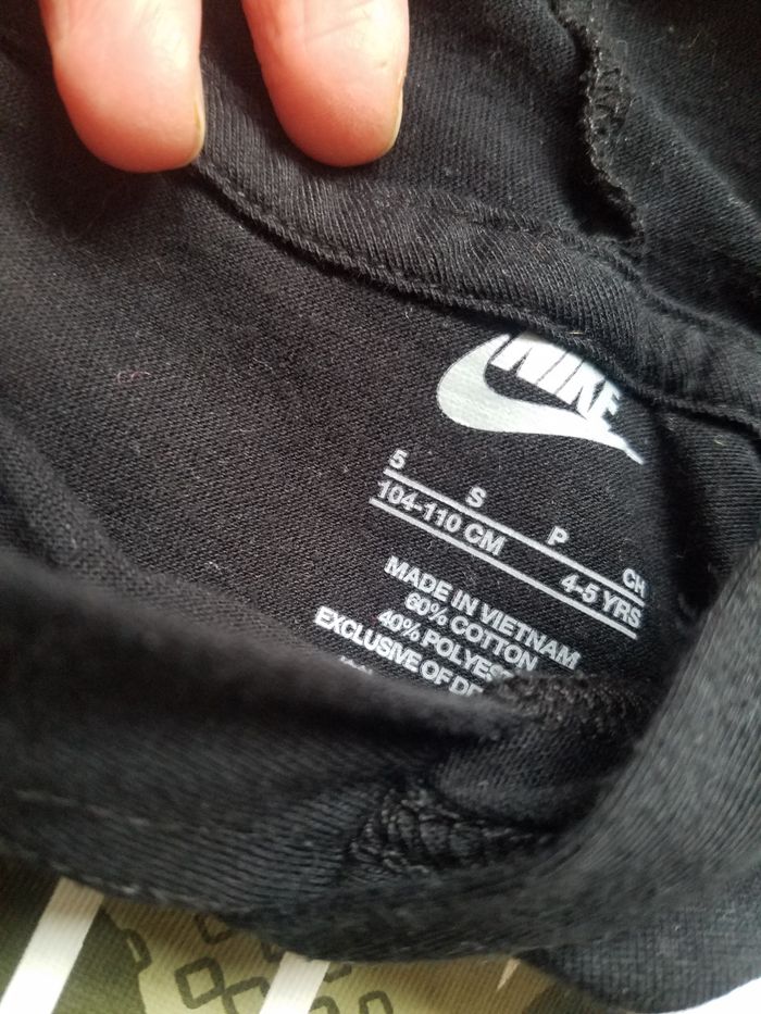 Tshirt noir à  capuche Nike garçon t 4/5 ans tbe - photo numéro 3