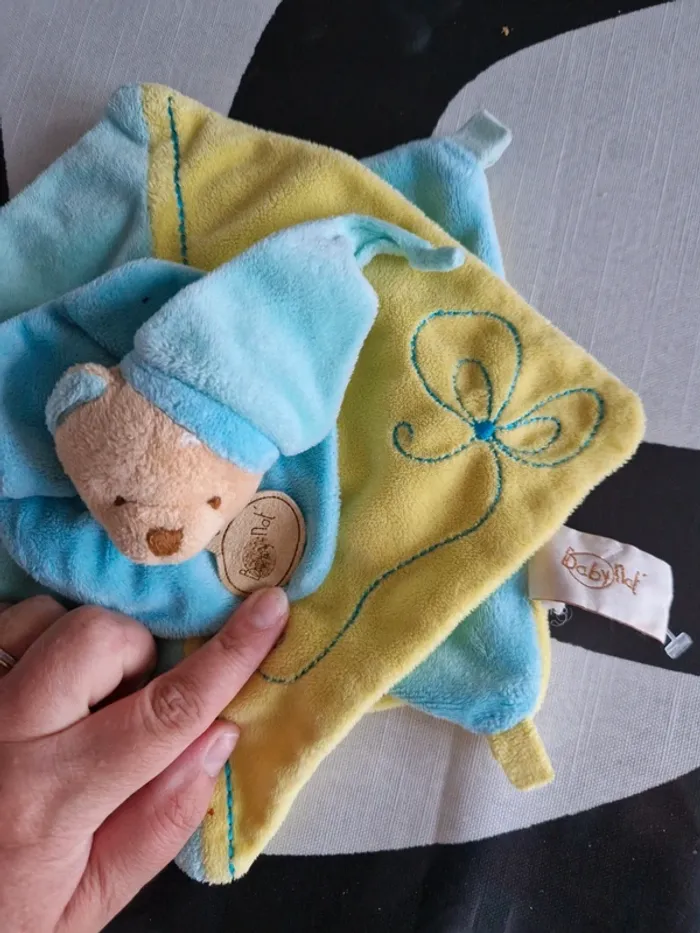 Peluche Baby'Nat Les noeuds doudou plat ours bleu jaune - photo numéro 2