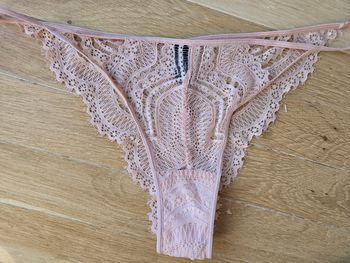 Tanga femme en dentelle rose