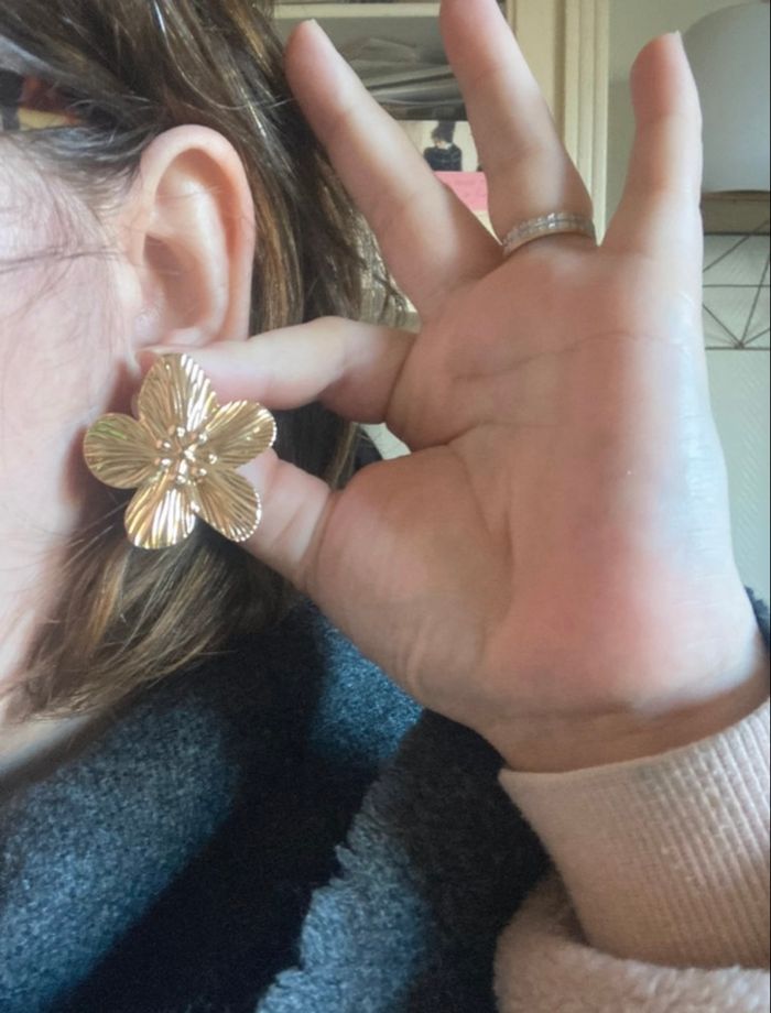 Boucles d’oreilles NEUVES pour femme forme de fleurs couleur doré - photo numéro 2