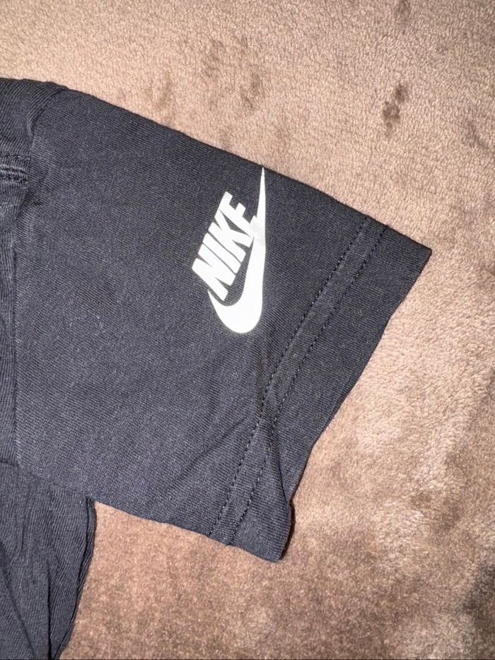 T-shirt Nike noir garçon taille 3 ans noir en très bon état. - photo numéro 4