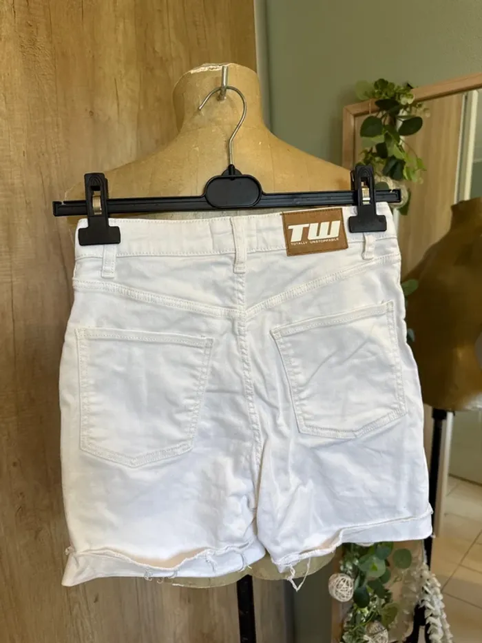 Short en jean avec bas effilochés - photo numéro 3