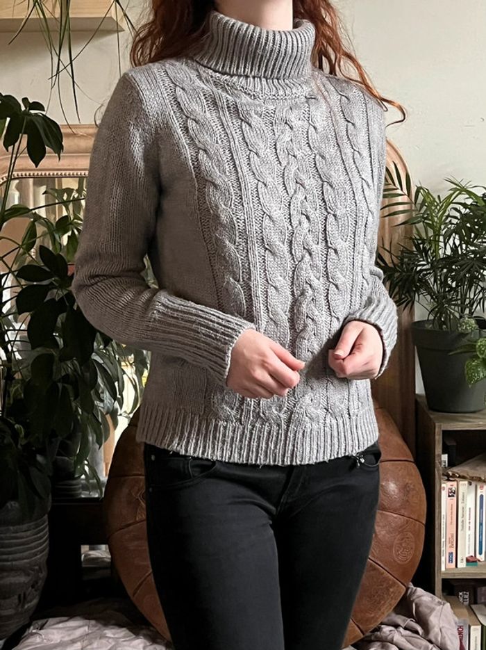 Pull d’hiver col roulé en maille avec motifs - gris clair