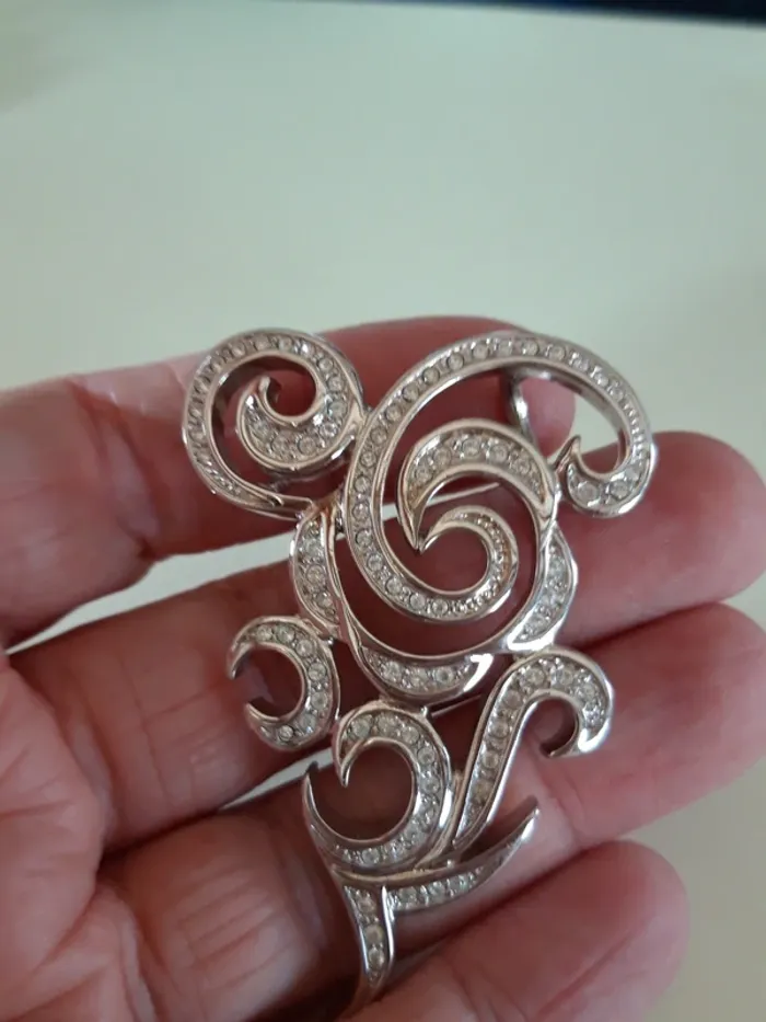 Joli pendentif argenté avec strass