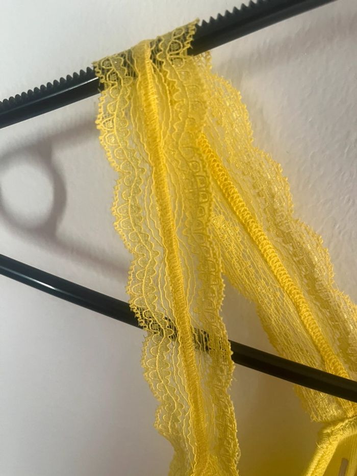 Top bretelles dentelle jaune citron taille S - photo numéro 4