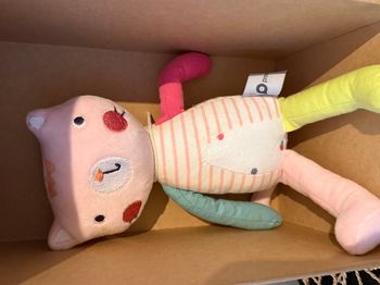 Prémaman  Chat en peluche à rayures et détails brodés