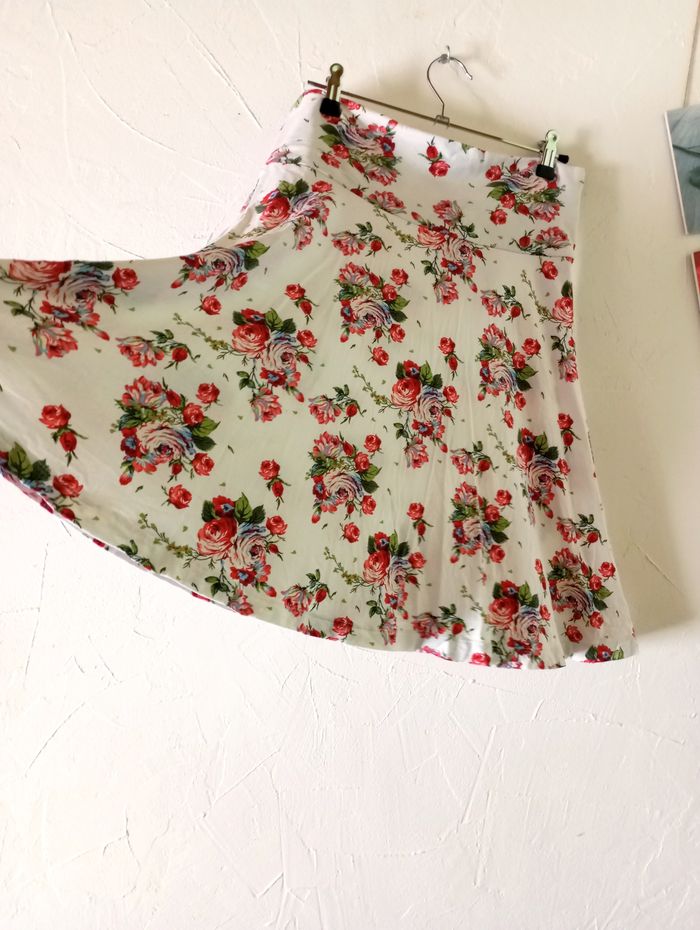 🌸 Jupe ample, WE, taille M Jolie jupe évasée blanche fleurie. Très bon état général, même si a quel - photo numéro 2