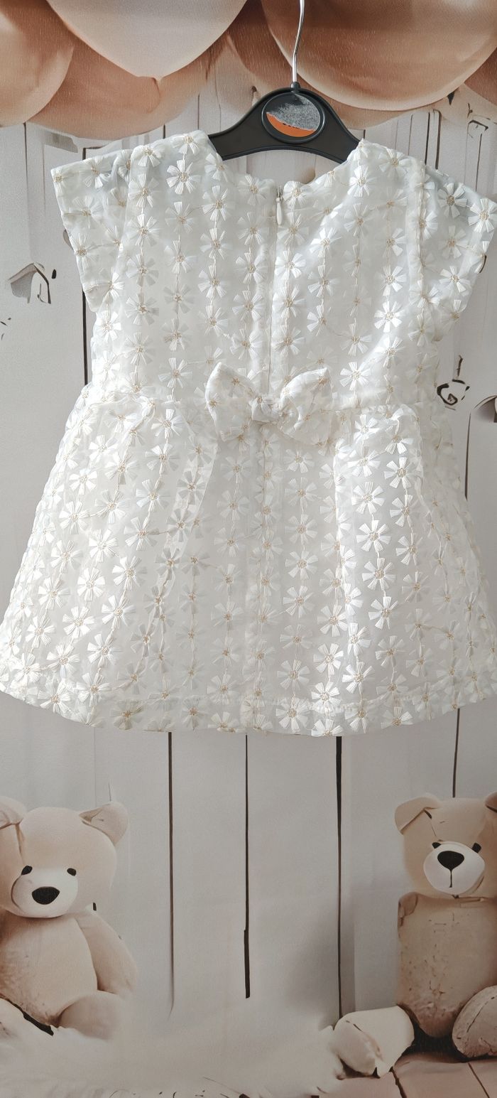 👗 Robe blanche bébé Cuddles & Smiles - 9/12 mois - détails dorés - photo numéro 3