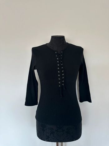 Haut noir à lacets